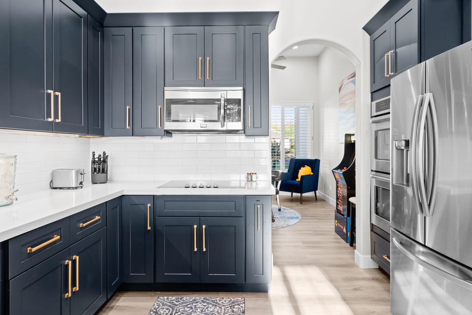 Double oven, glass electric cooktop, microwave and large fridge with ice/water.