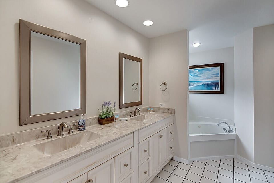 2nd floor Master King Suite: Spacious bathroom with jetted tub