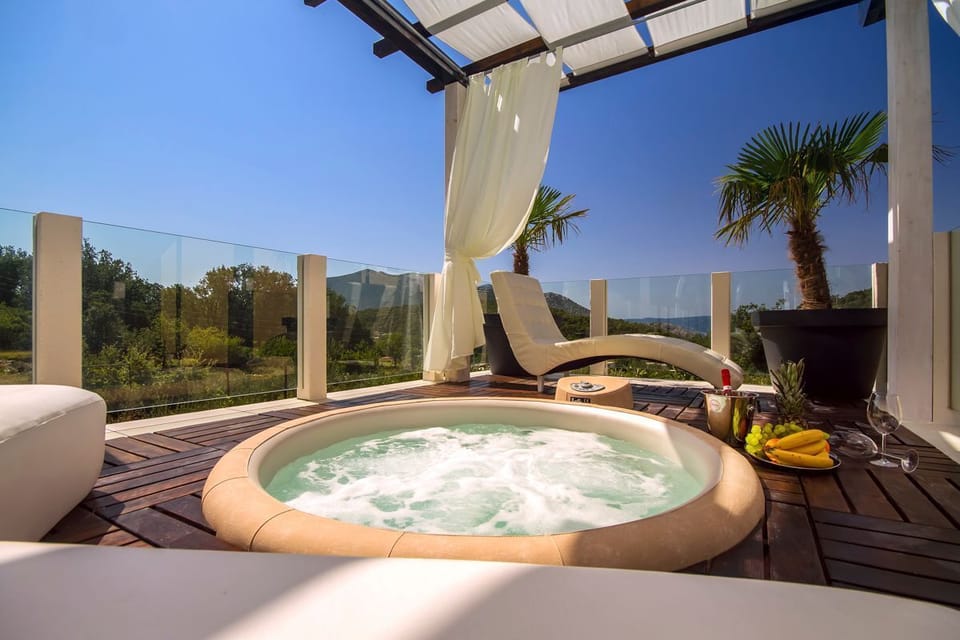 Outdoor spa tub