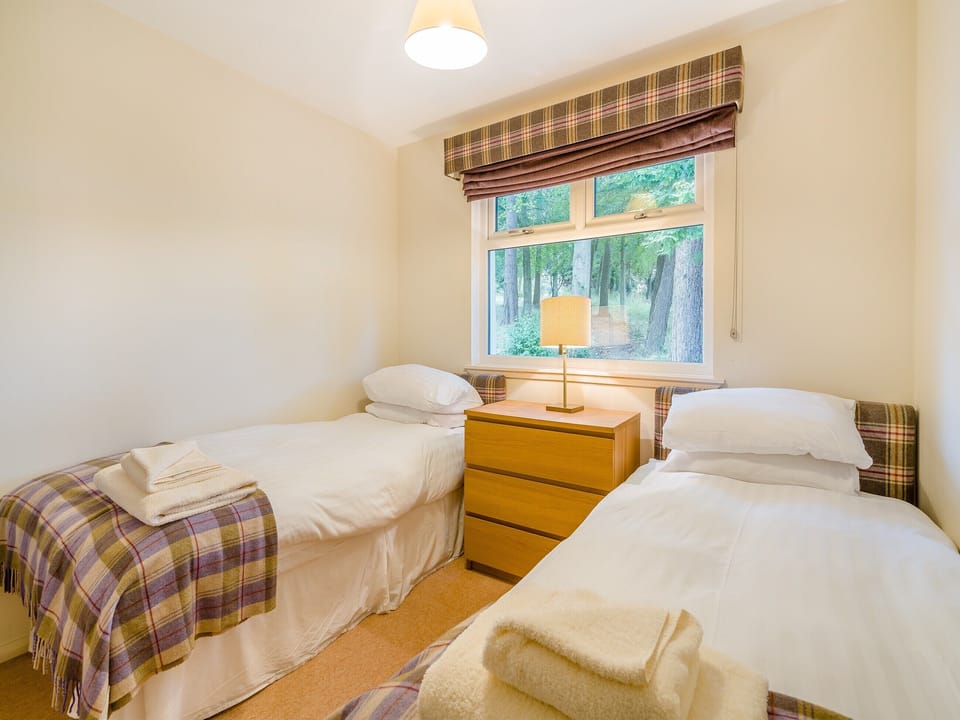 Twin bedroom | Burnside West Cottage - Rufflets, St Andrews