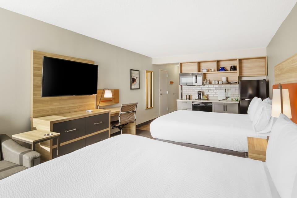 Desk, soundproofing, free WiFi, bed sheets
