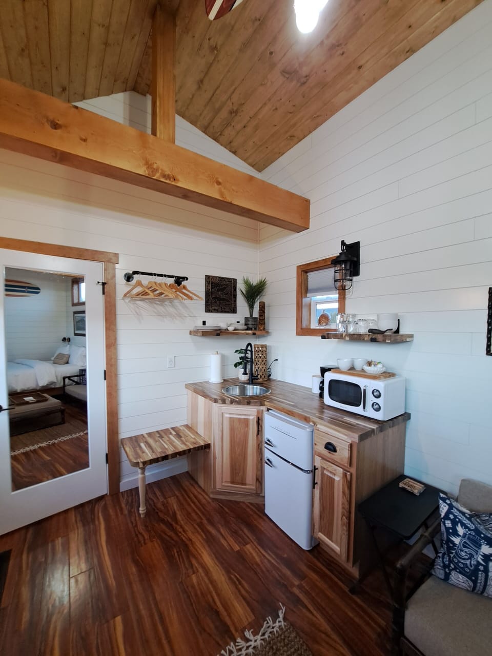Deluxe Cottage, 1 Queen Bed, Courtyard View | Private kitchen | Mini-fridge, microwave, coffee/tea maker, toaster oven