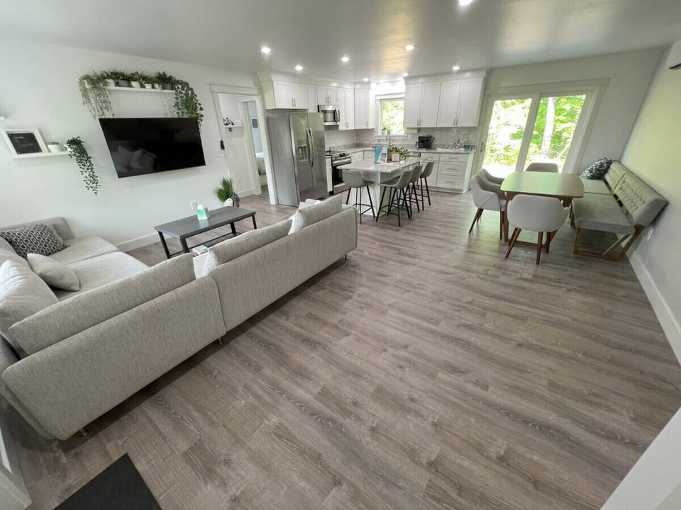 Slow down and stay awhile. Our intentionally designed lounge is the ideal retreat for morning coffee or an evening glass of wine.