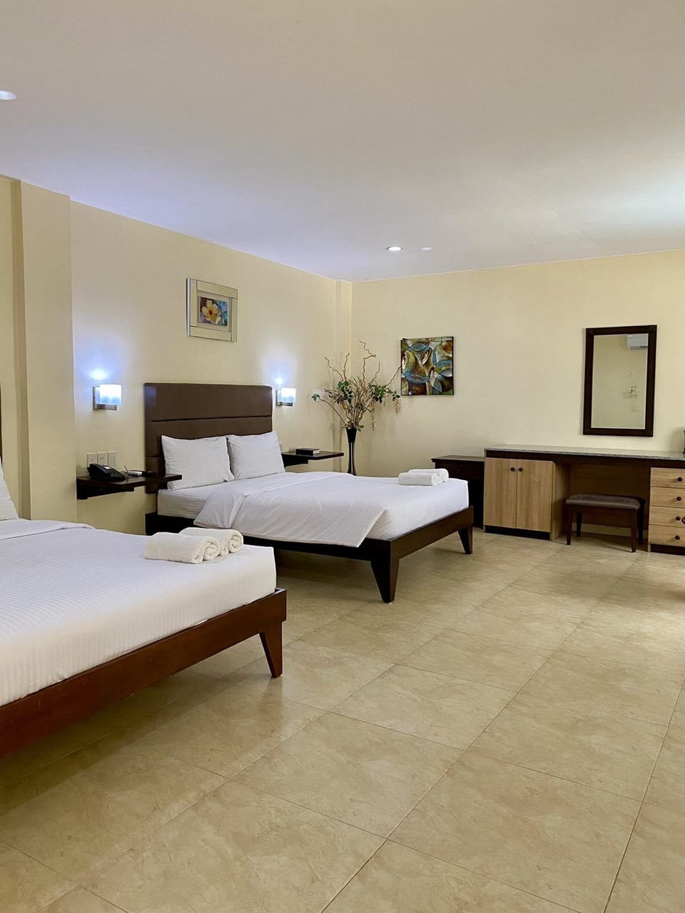 Deluxe Family Room (West Wing) | In-room safe, desk, bed sheets