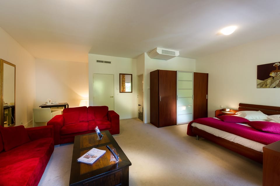 Suite | Living room | Flat-screen TV