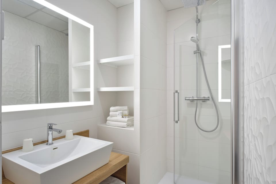 Superior Double Room | Bathroom | Hair dryer, towels