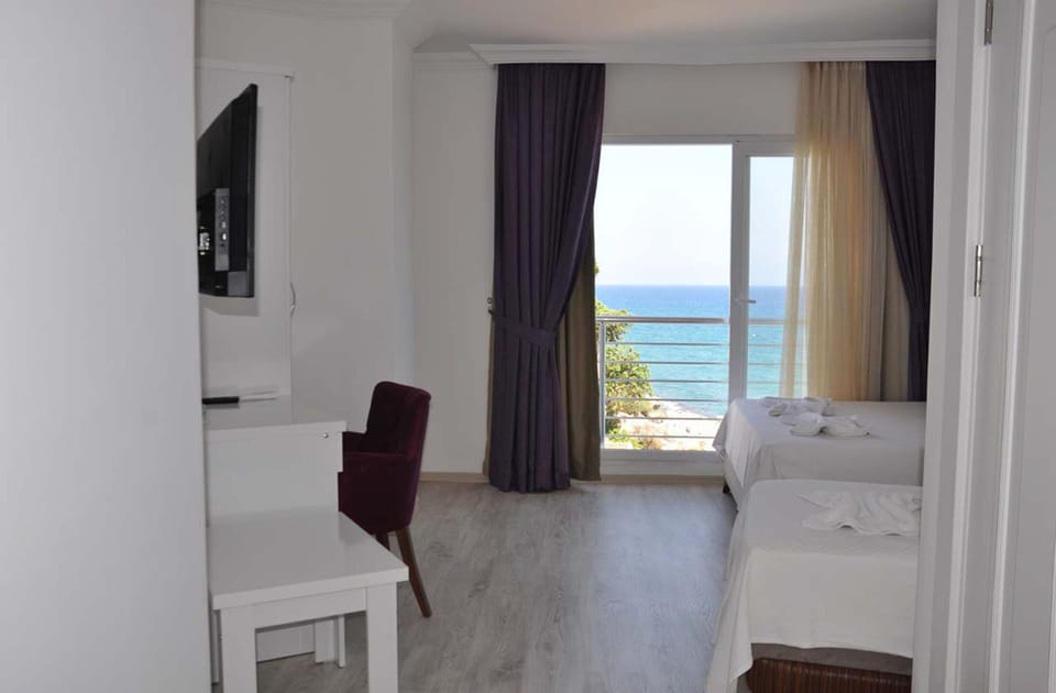 Minibar, WiFi (free), bed sheets