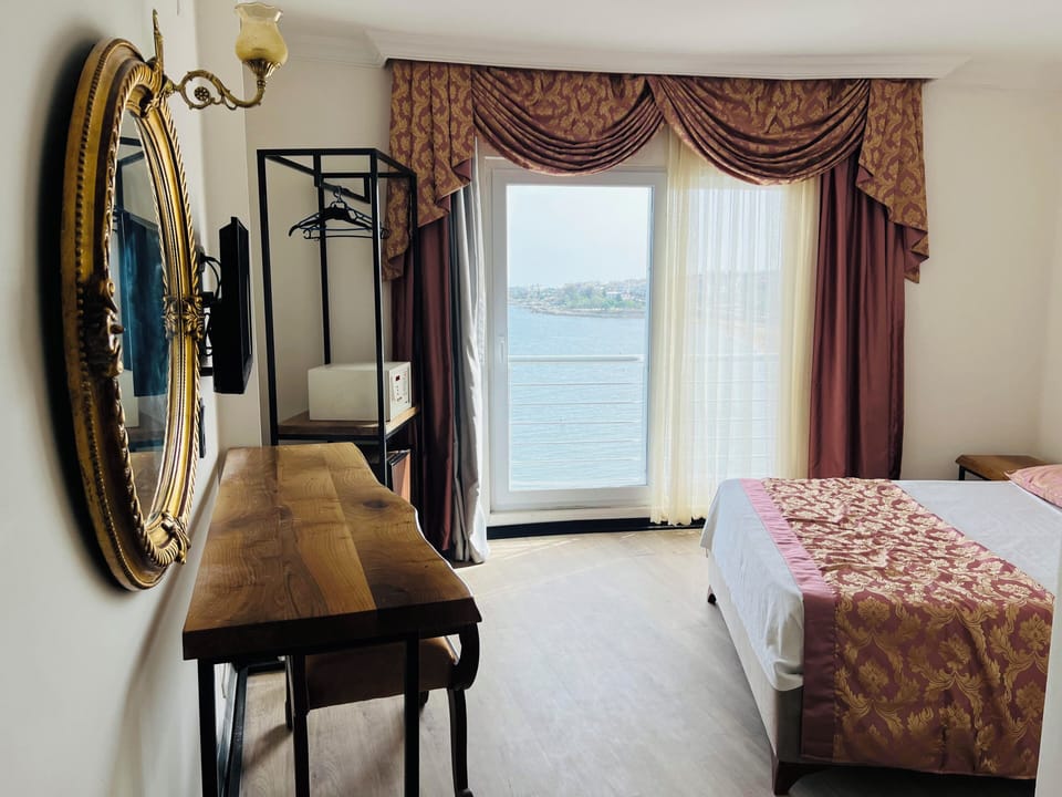 Classic Room | Minibar, WiFi (free), bed sheets