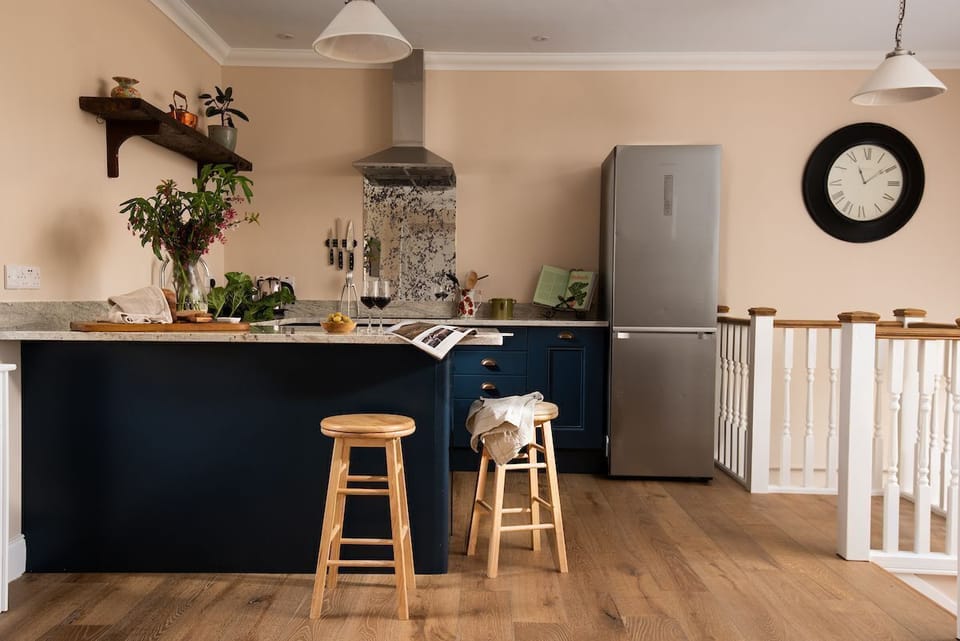 Fairnington East Wing - breakfast bar area with two stools