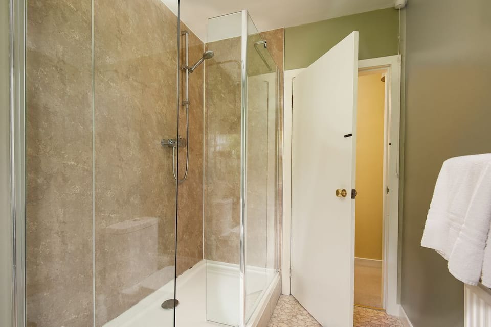 Pirnie Cottage - bathroom with large walk-in shower