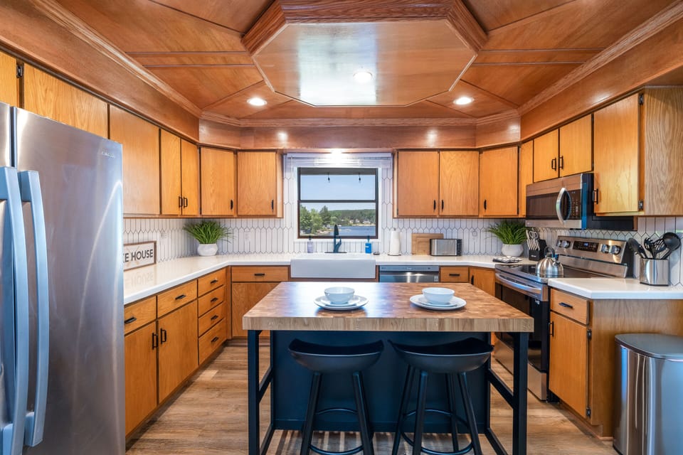 Signature House | Private kitchen | Coffee/tea maker, full-size fridge, microwave, oven