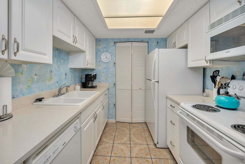Beach Club 132 - Galley Style Kitchen