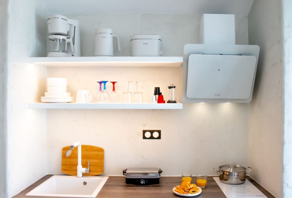 Kallisti | Private kitchen | Fridge, oven, stovetop, electric kettle