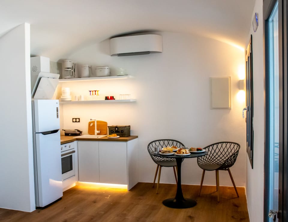 Anhydrous | Private kitchen | Fridge, oven, stovetop, electric kettle