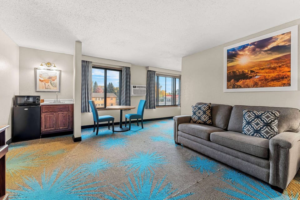 Studio Suite, 1 King Bed, Non Smoking | In-room safe, desk, blackout drapes, iron/ironing board