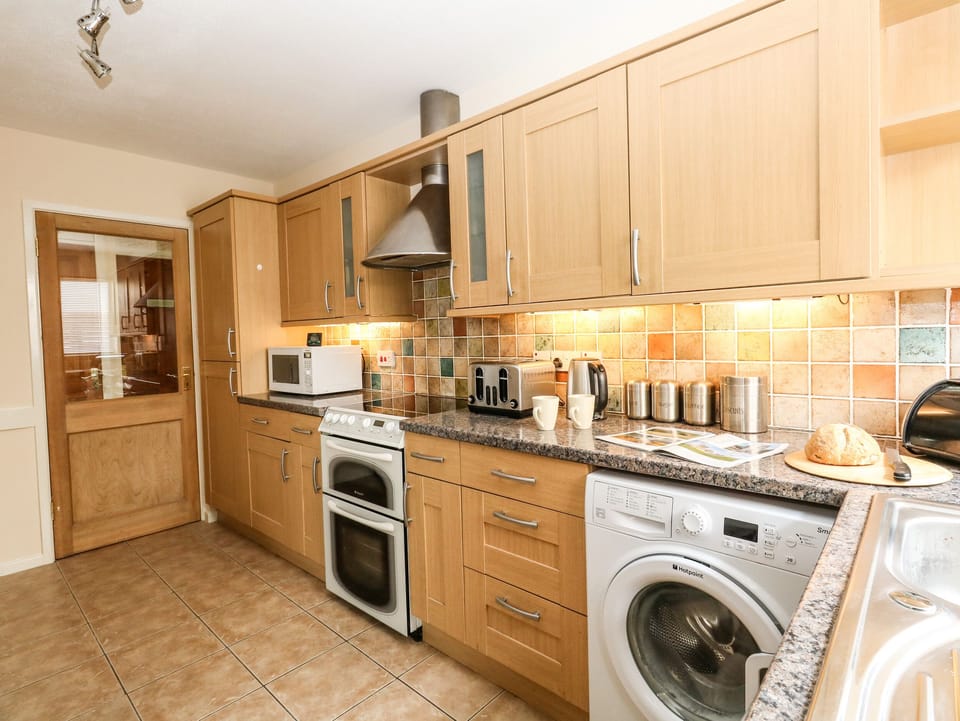 Cottage | Private kitchen | Fridge, dishwasher, electric kettle, toaster