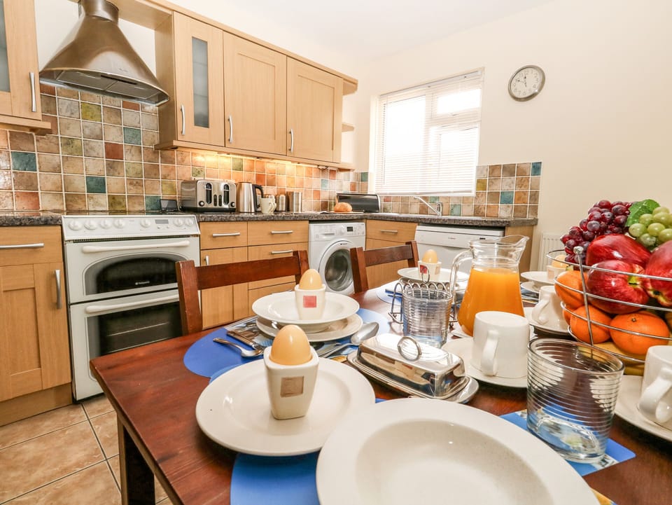 Cottage | Private kitchen | Fridge, dishwasher, electric kettle, toaster