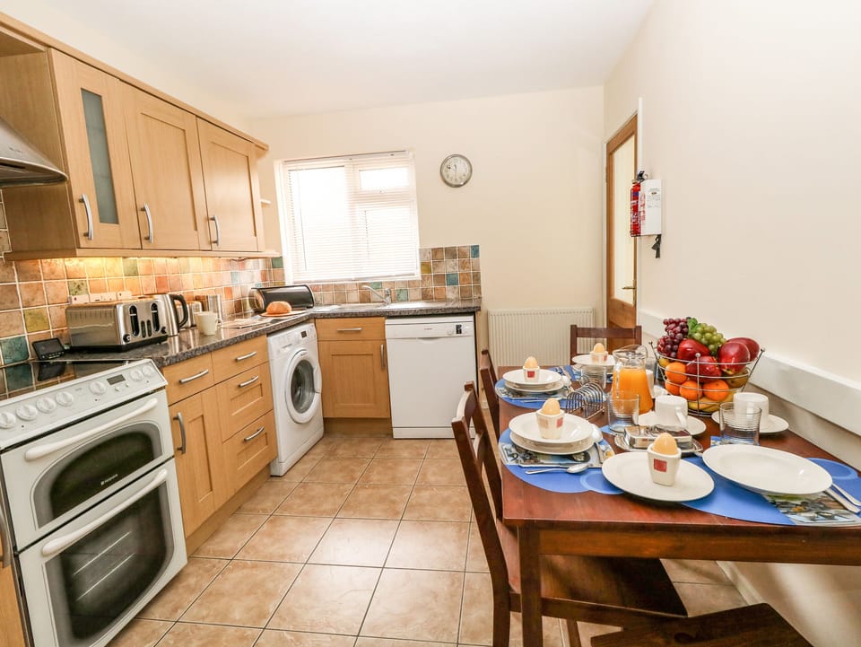 Cottage | Private kitchen | Fridge, dishwasher, electric kettle, toaster