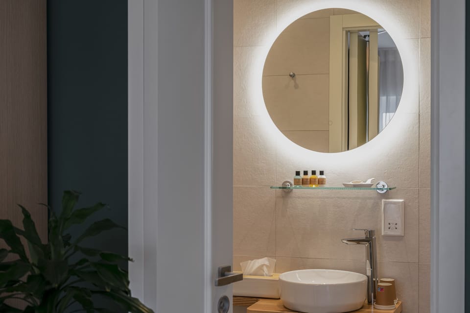 Queen Room, Balcony | Bathroom | Shower, rainfall showerhead, free toiletries, hair dryer