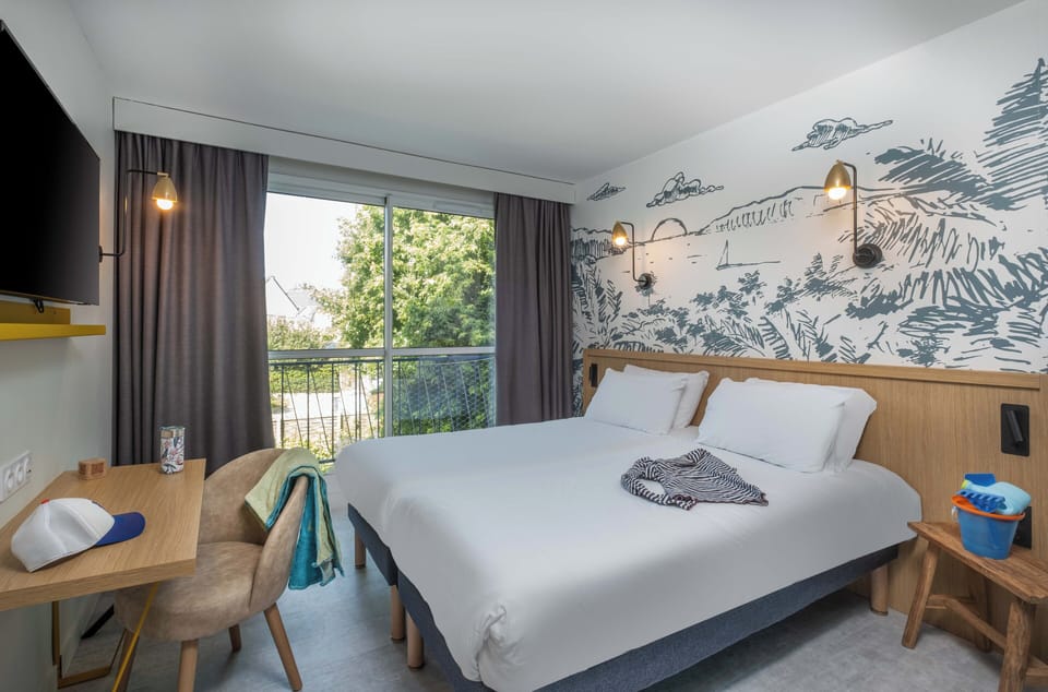 Family Suite | Desk, laptop workspace, free WiFi, bed sheets