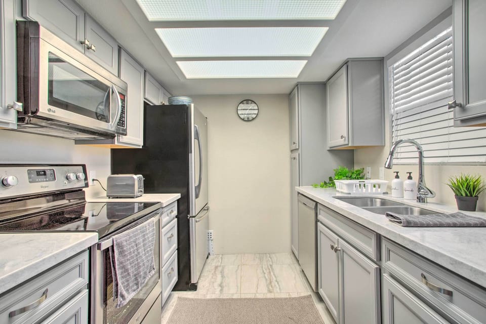Kitchen | Basic Cooking Essentials Provided | Dishwasher | Drip Coffee Maker