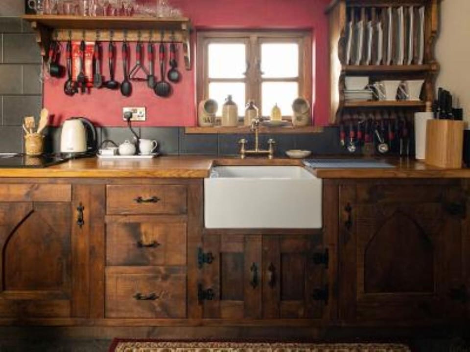 Cottage | Private kitchen | Fridge, microwave, oven, stovetop