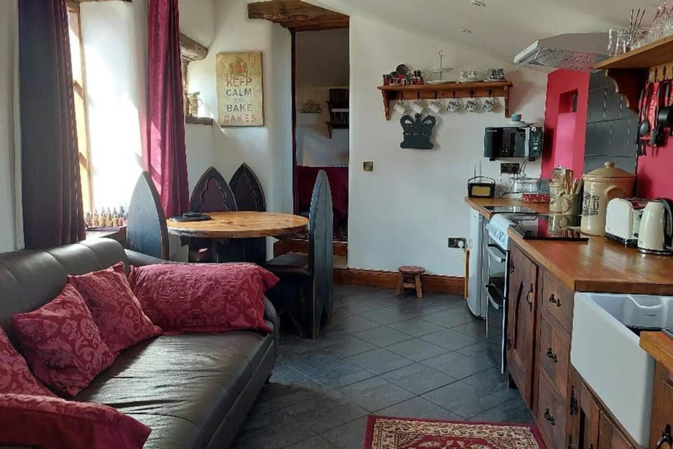 Cottage | Living room | TV, fireplace