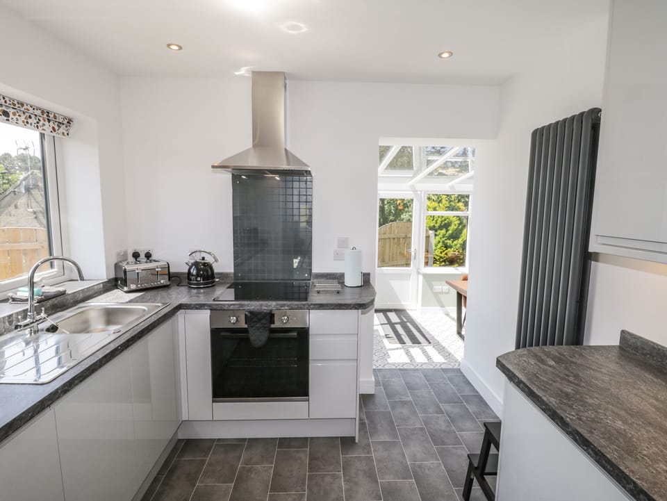 Cottage | Private kitchen | Fridge, dishwasher, electric kettle, toaster