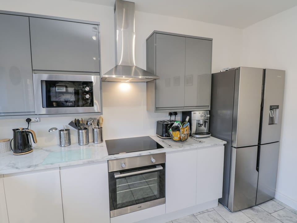Cottage | Private kitchen | Fridge, dishwasher, electric kettle, toaster