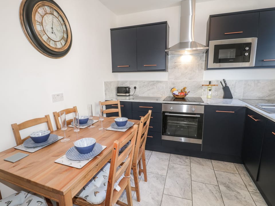 Cottage | Private kitchen | Dishwasher, cookware/dishes/utensils