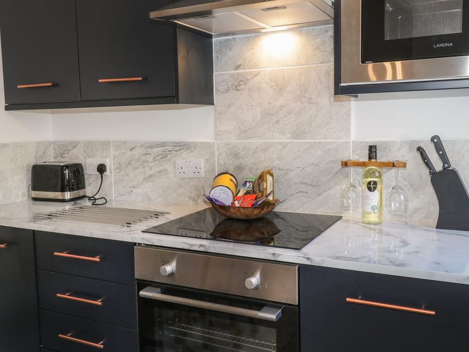 Cottage | Private kitchen | Dishwasher, cookware/dishes/utensils