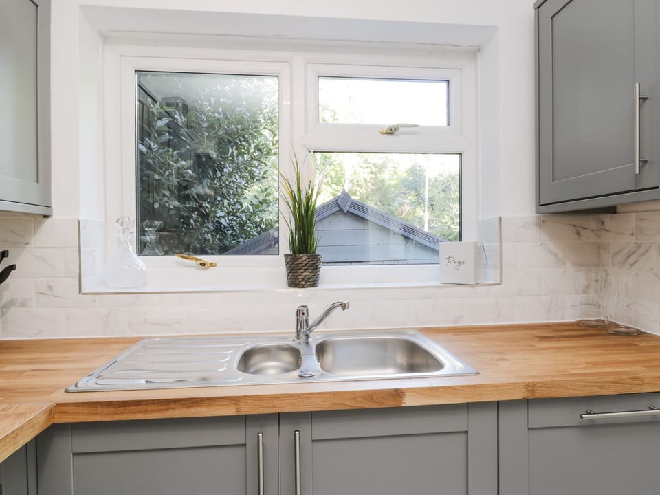 Cottage | Private kitchen | Fridge, dishwasher, electric kettle, toaster