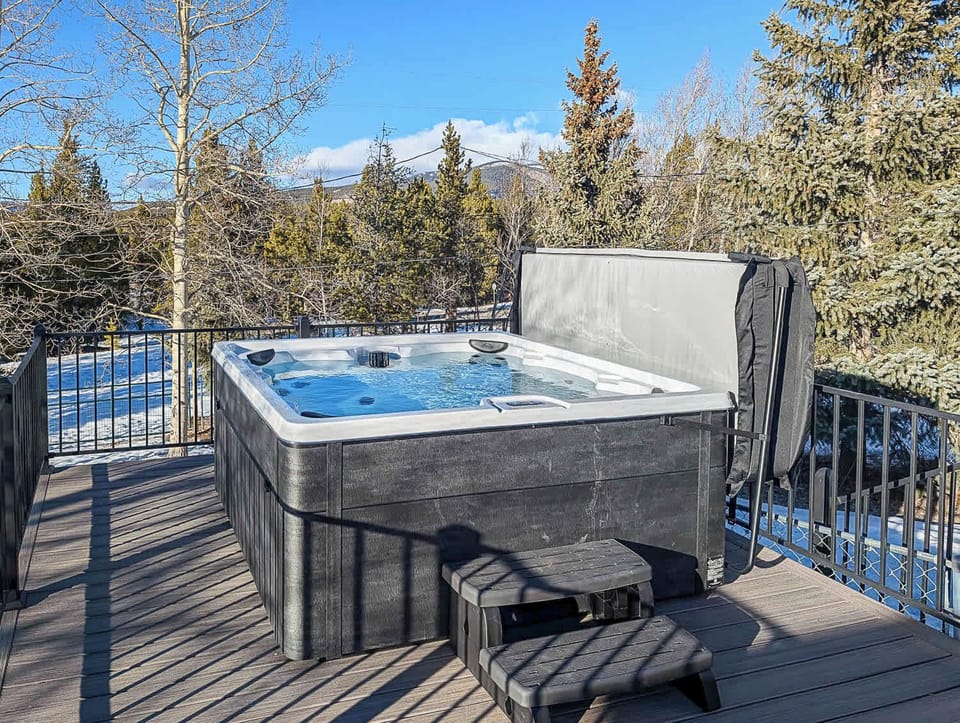 【Hot Tub】Soak on the deck after a day on the Mineral Belt or the slopes