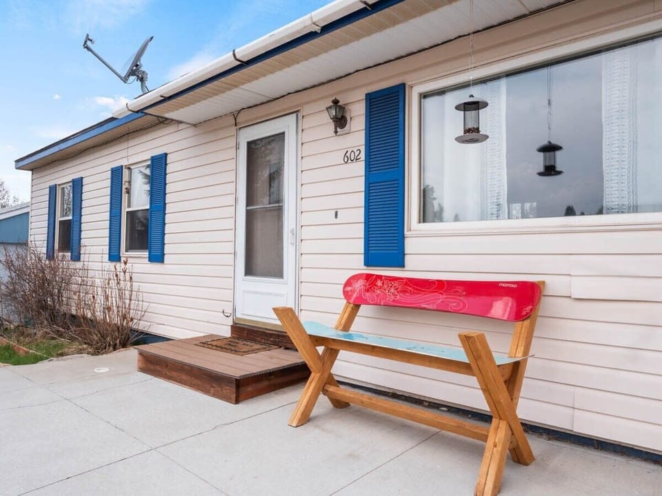 【Front Porch】Bench out front, 10-minute walk to Main Street