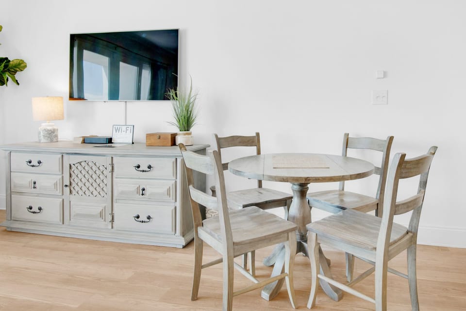 Dining table seats 4