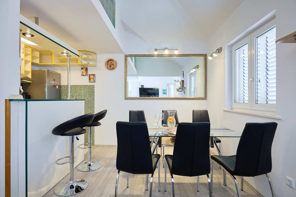 Apartment (3 Bedrooms) | In-room dining