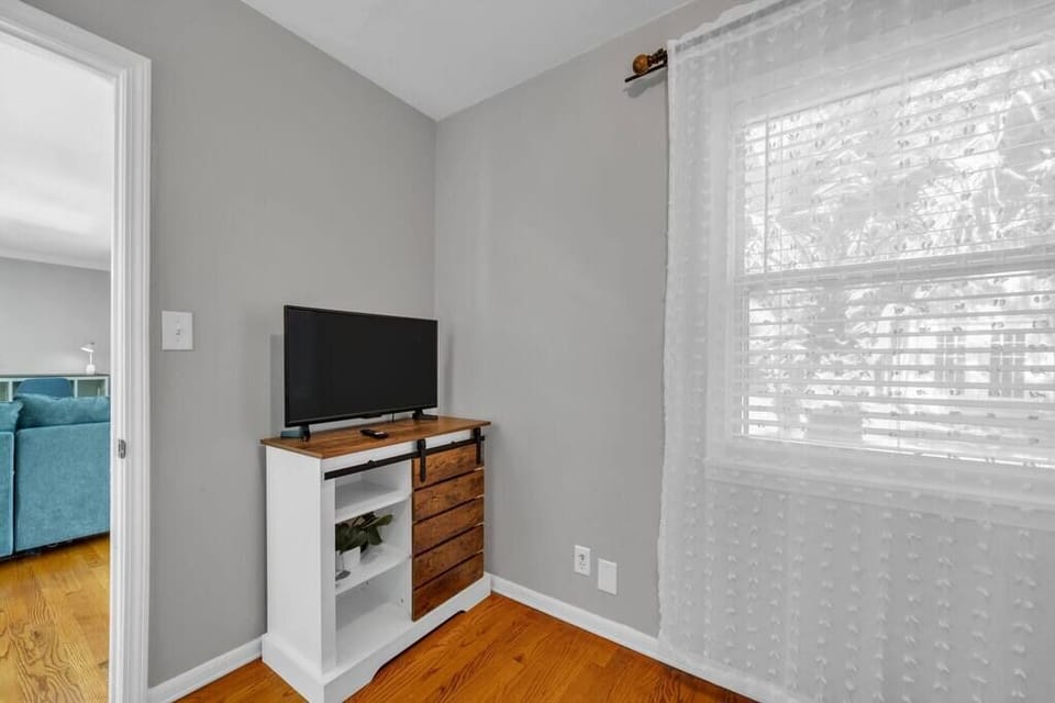 Tv in twin bedroom 