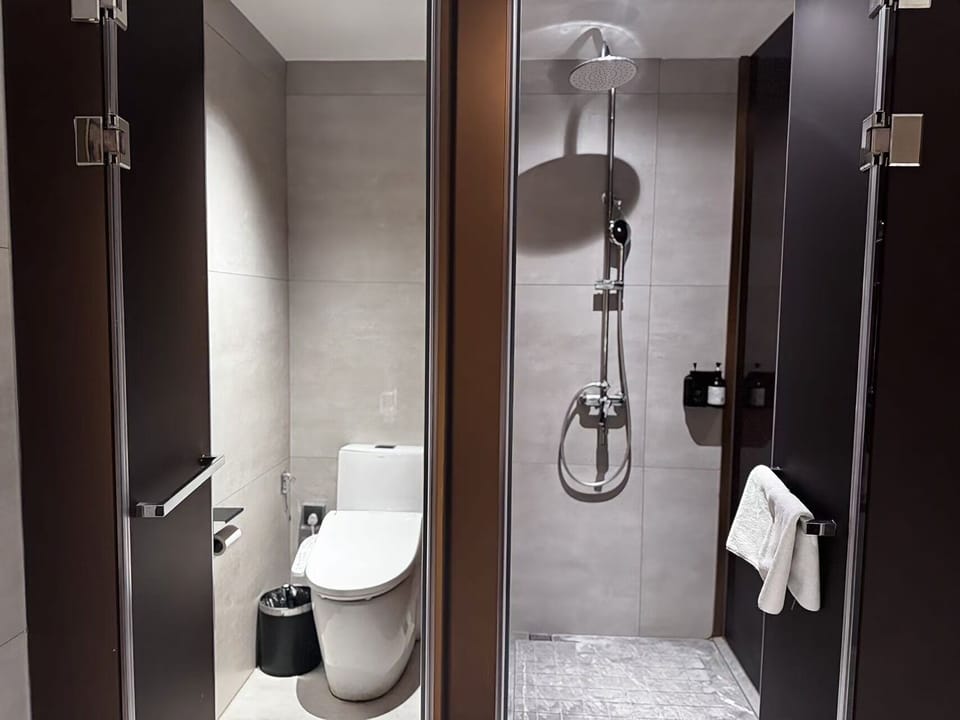 Business Loft, 1 Bedroom | Bathroom | Shower, rainfall showerhead, free toiletries, hair dryer