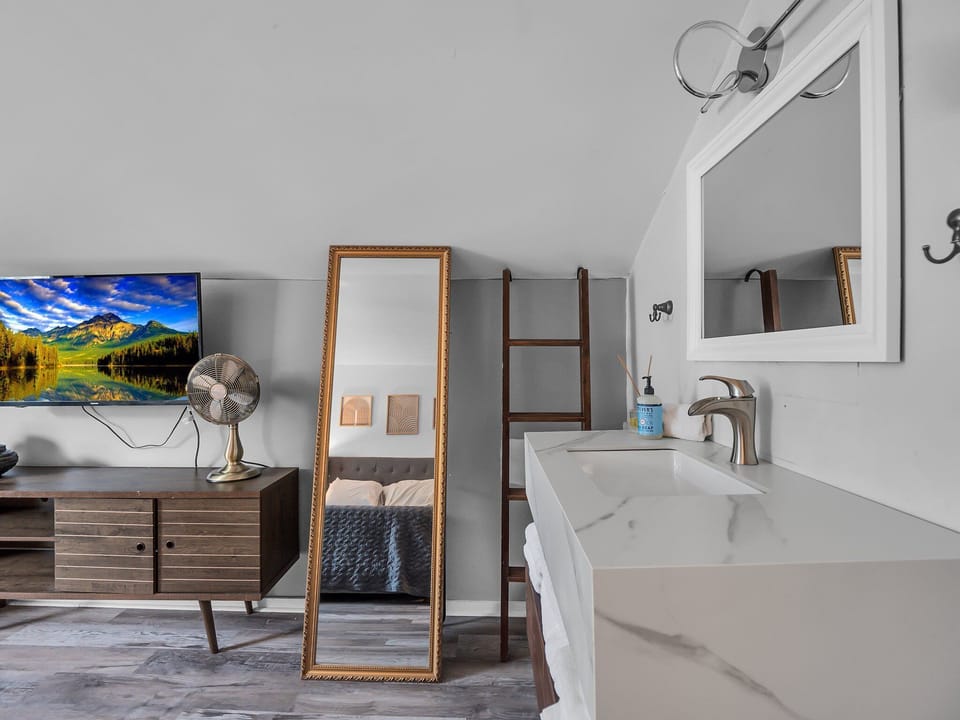 Room 301 | Egyptian cotton sheets, premium bedding, pillowtop beds