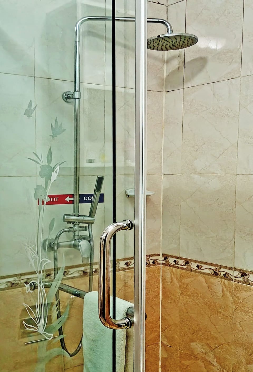 Shower, rainfall showerhead, free toiletries, hair dryer