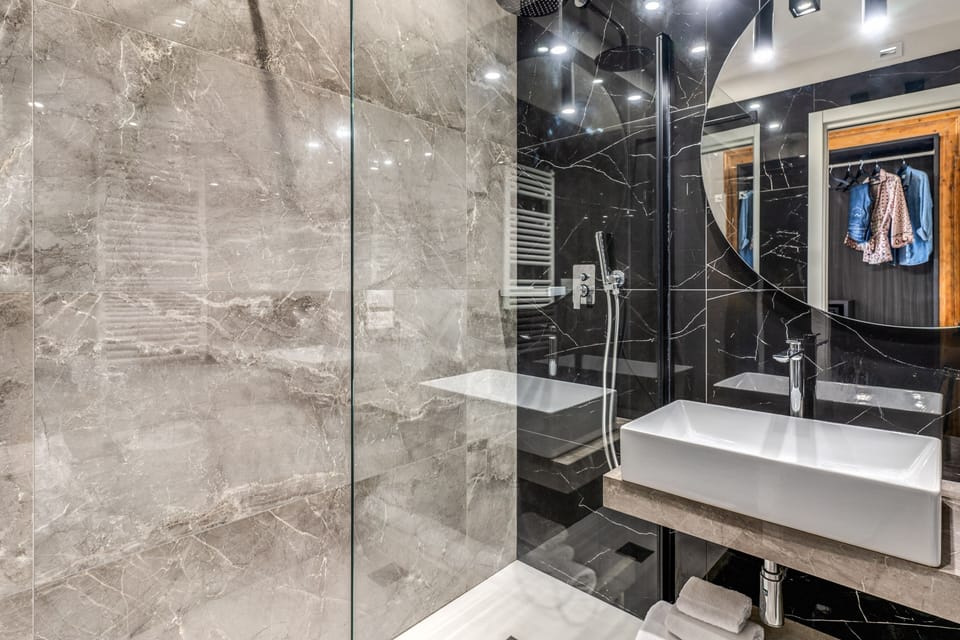 Camera Queen | Bathroom | Shower, free toiletries, hair dryer, bidet