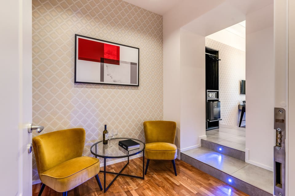 Junior Suite | Minibar, in-room safe, desk, laptop workspace