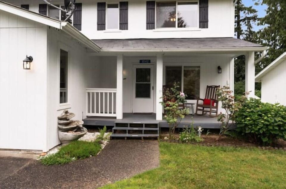 Welcome! Sip your morning coffee on the porch rocking chairs