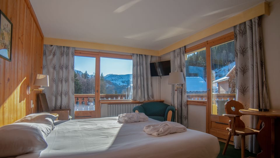 Deluxe Room | In-room safe, cribs/infant beds, rollaway beds, free WiFi