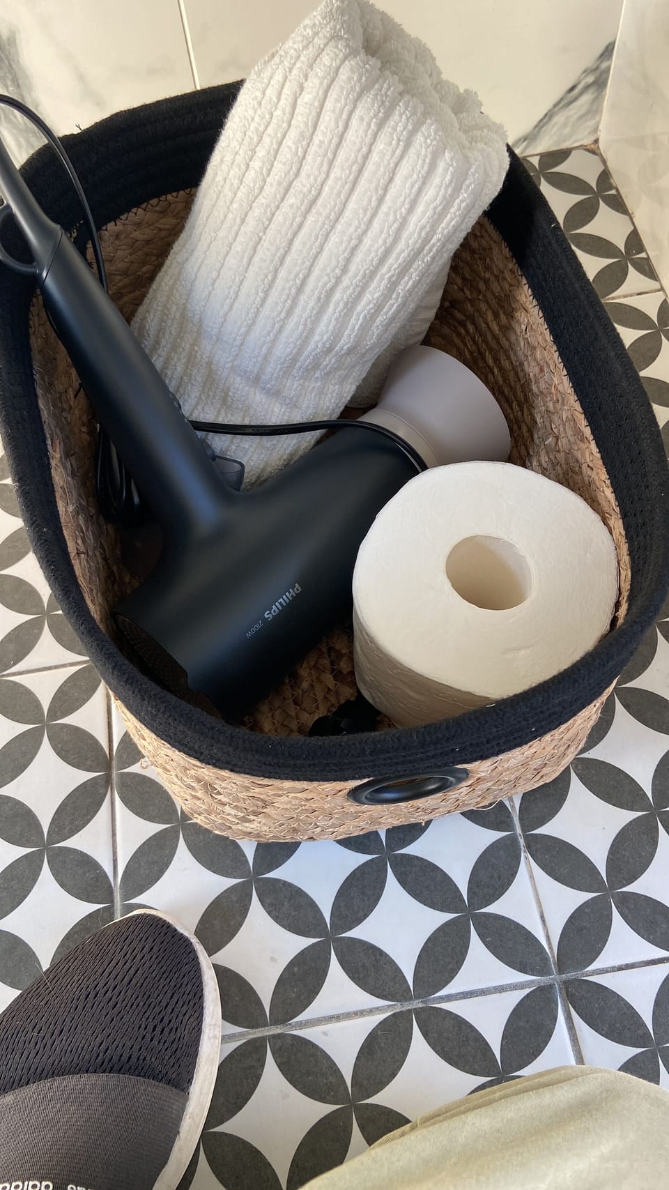 Shower, rainfall showerhead, free toiletries, hair dryer