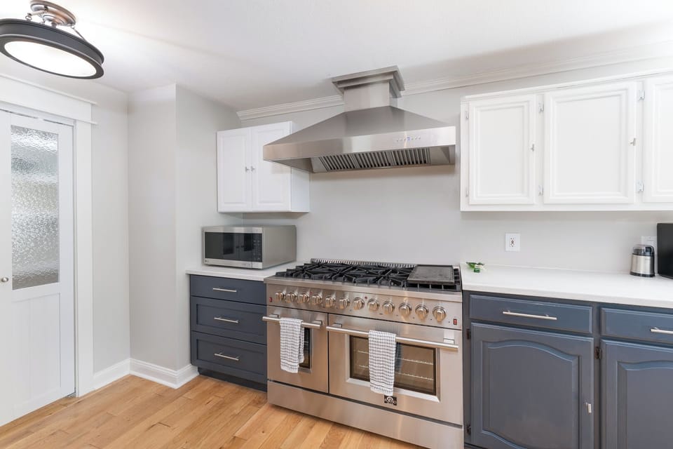8-burner gas range with double oven