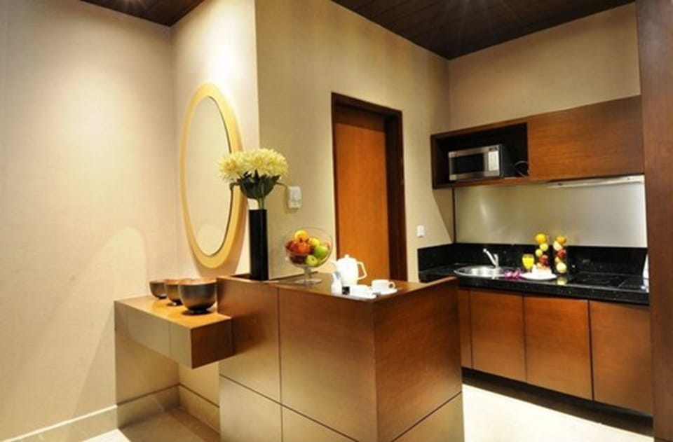 The Suite King | Private kitchenette | Coffee/tea maker, electric kettle