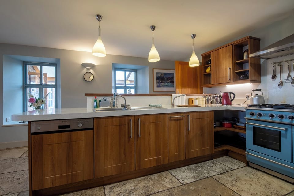 Cottage | Private kitchen | Fridge, dishwasher, cookware/dishes/utensils