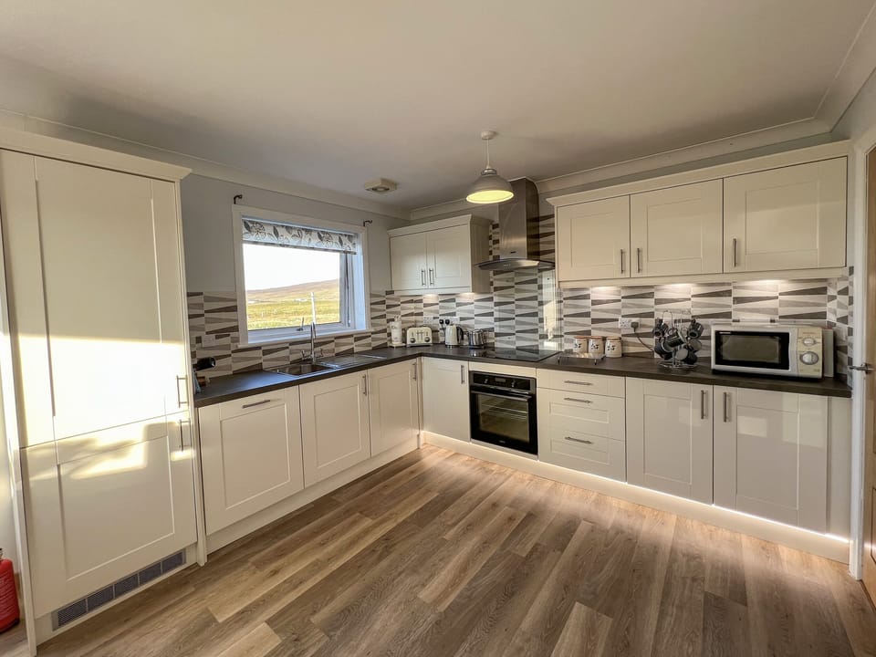 Cottage | Private kitchen | Fridge, dishwasher, cookware/dishes/utensils