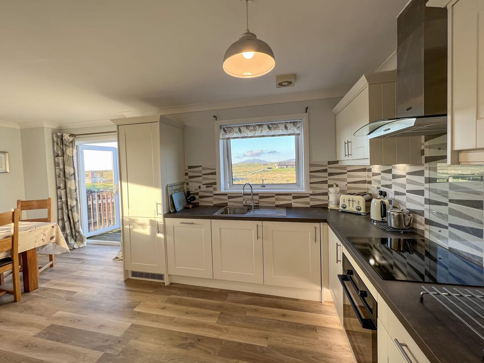 Cottage | Private kitchen | Fridge, dishwasher, cookware/dishes/utensils